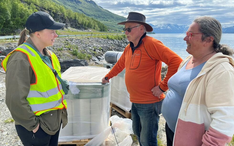 Fiskevakt Sandra Márjá West (til venstre) i samtale med Rolf Arne Olsen og Solgunn Jensen, som begge deltok under Manndalen fiskefestival.
 Foto: Elin M. Wersland