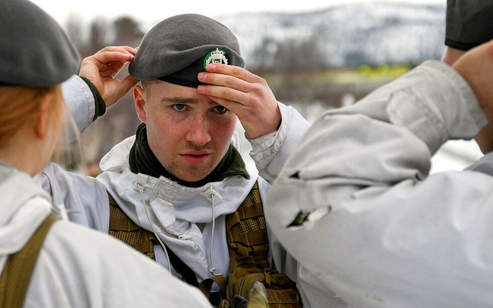 Soldatene kan stolt ta på seg bereten, en milepæl som markerer overgangen fra rekrutt til soldat.
 Foto: Irene Andersen