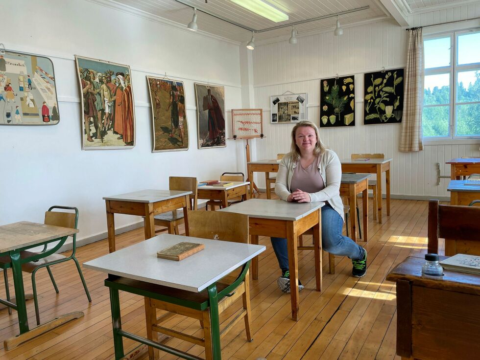 Museumsvert Anna Lankinen i klasserommet som er som en tidsreise i skolehistorien.
 Foto: Birgitte Wisur Olsen
