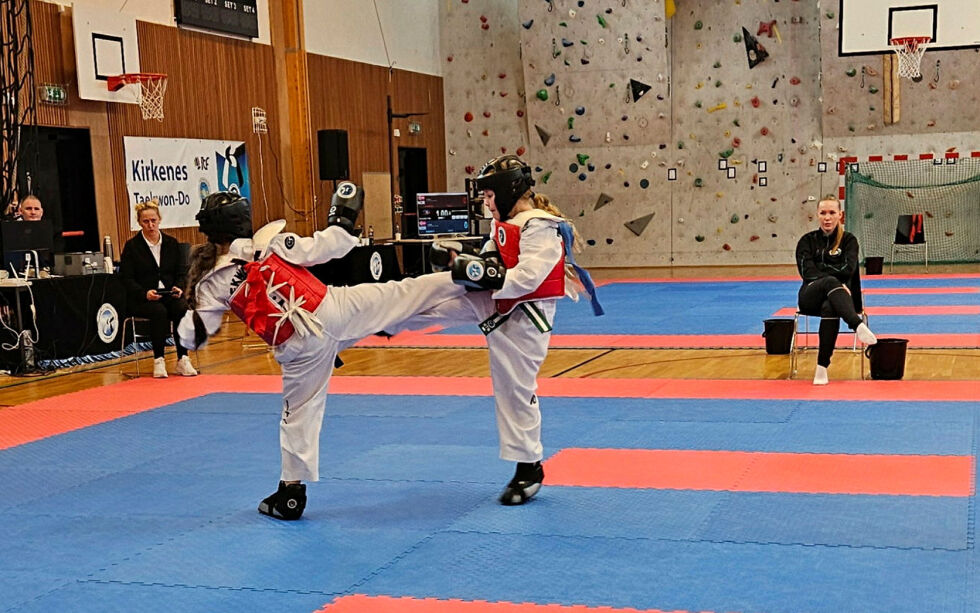 Kadetter som deltar i sparring. Kadetter bruker vest for ekstra beskyttelse.
 Foto: Privat