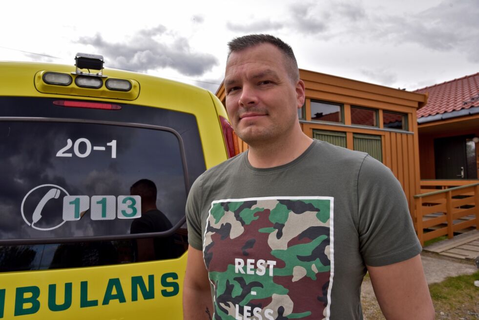 Leder for ambulansetjenesten i Porsanger, Thomas Olsen, mener det hadde vært greit å ha en garasje med vann til å gjøre unna bilvask.
 Foto: Henriette Lille