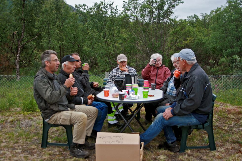 En pause i arbeidet med kaffe og boller smakte godt.
 Foto: Anthon Sivertsen