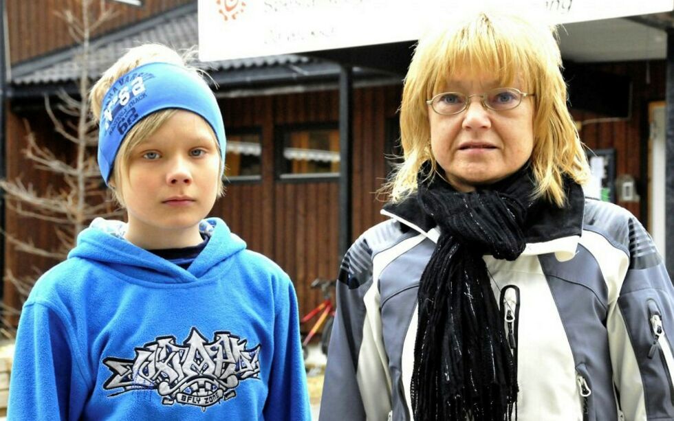 Arnar Vuolab Jørgensen og hans mor Ann-Mary Vuolab i 2009. Bildet ble tatt i forbindelse med at moren anmeldte mobbingen av sin da 13-årige sønn. I dag er Arnar en ung mann, som selv går til sak mot Karasjok kommune.
 Foto: Stein Torger Svala