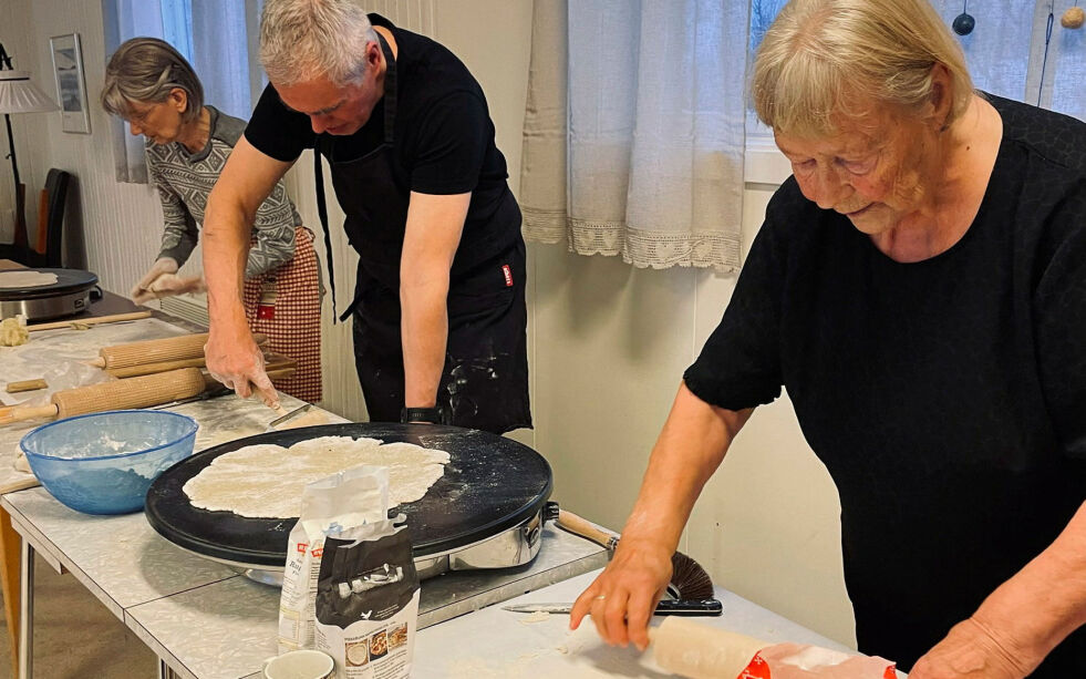 Potetlomper og tynnlefse på gang. Fra venstre Annemarie Kjeldsø og Jostein Tørstad prøver seg på potetlomper og nærmest steker den rutinerte Asbjørg «Dokka» Karisari tynnlefser.
 Foto: Nina Gudrun Karisaari