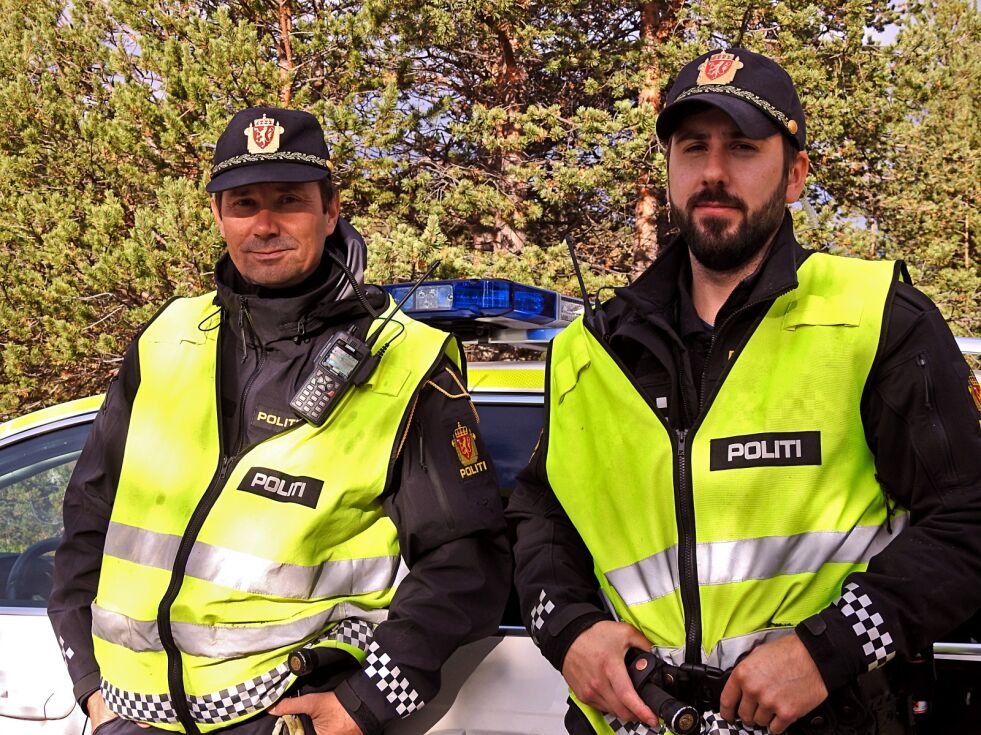 Freddy Olaussen og Cato Arntsen i utrykningspolitiet, tok Ságats journalist med på slep en arbeidsdag.
 Foto: Kristin Marie Ericsson