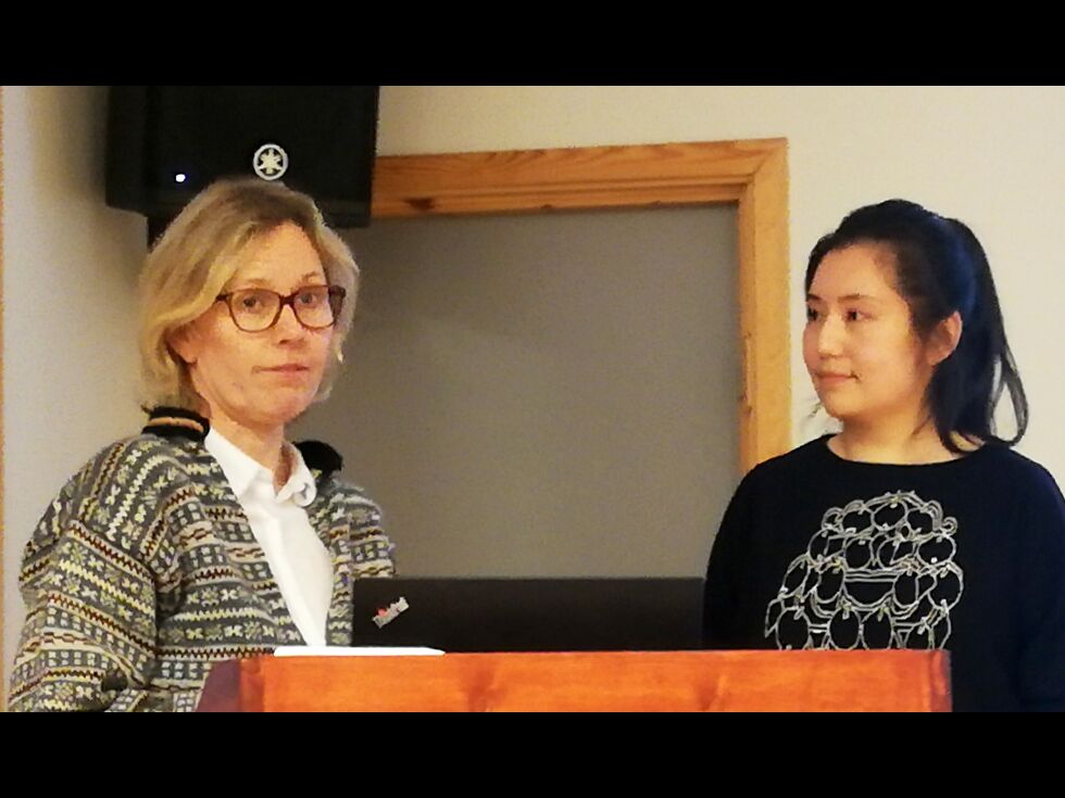 Hilde Kristoffersen overleverer oldefar Hans Moen sine brev fra Sachsenhausen til leder Berit J. Nilsen på Grenselandmuseet.
 Foto: Liv Kyrkjebø