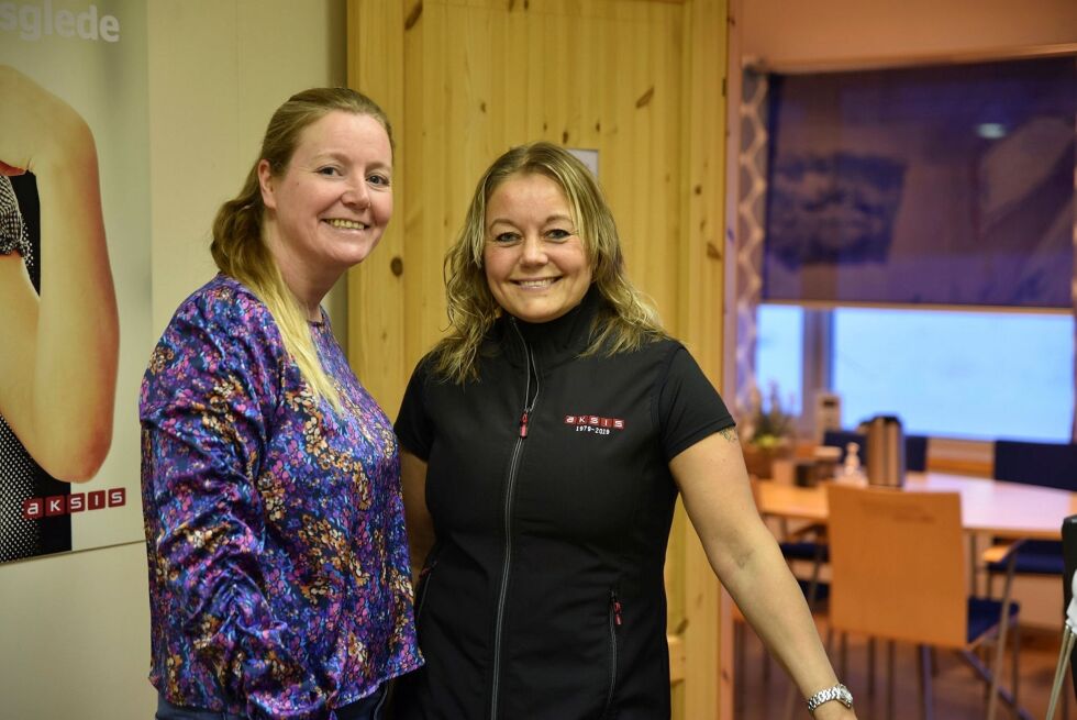 Mie Bryn­julf­sen og Ei­rin Isak­sen, vei­le­de­re ved Aksis, for­tel­ler at de snart skal flyt­te til et an­net lo­ka­le som vil gi stør­re mu­lig­he­ter.
 Foto: Kristin Humstad