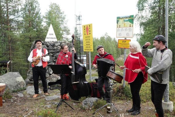 Flerkulturell og magisk konsert på Treriksrøysa.