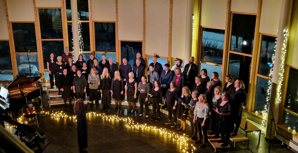 Crescendo med dirigent Sigrid Sæterhaug i foajeen på Grenselandmuseet.
 Foto: Hill Haga