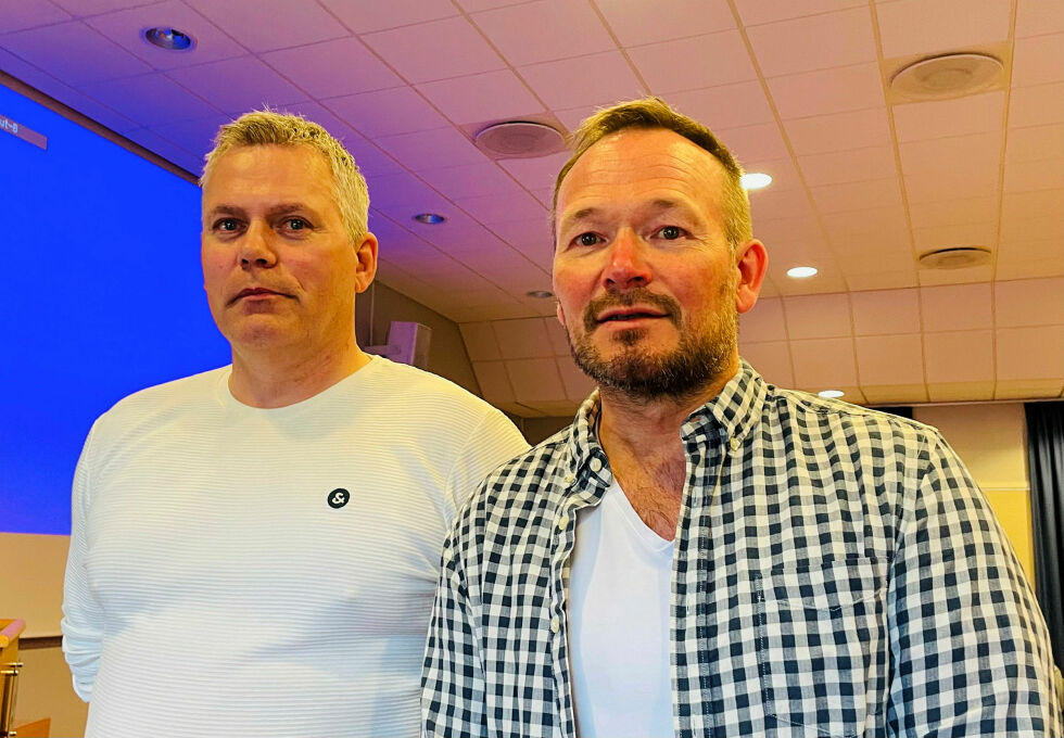 Fra høyre Jan-Børre Johansen, Lerøys regionsjef for Troms og Finnmark, sammen med Bjørn Terje Larsen, driftsleder ved de to anleggene i Jarfjord i Sør-Varanger.
Foto: Nina Gudrun Karisaari