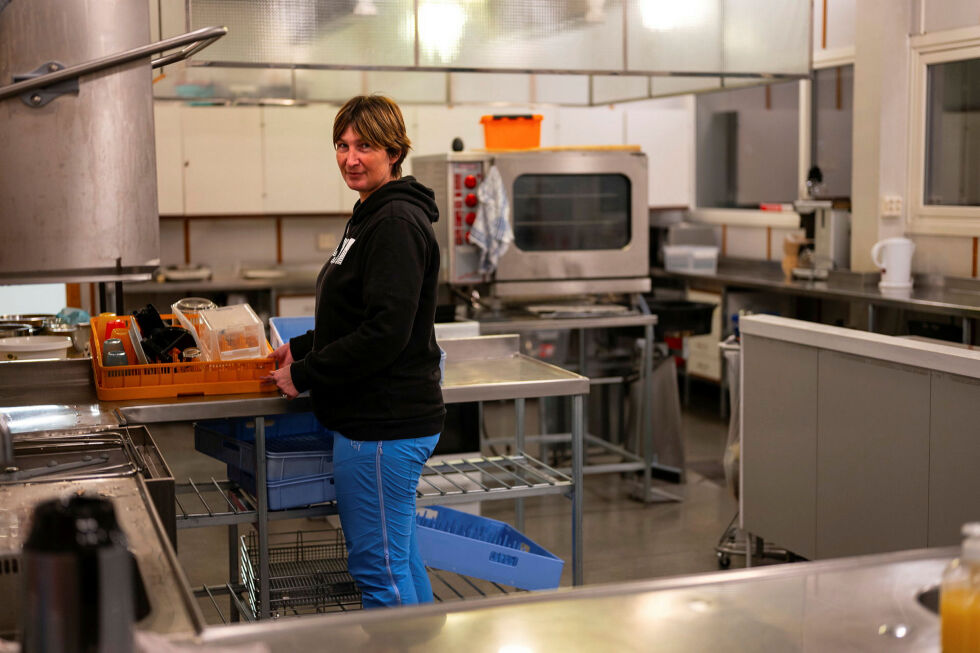 Vernepleier Kari-Janne Hansen er innom kjøkkenet når hun har SFO.
 Foto: Karolina Ulfig