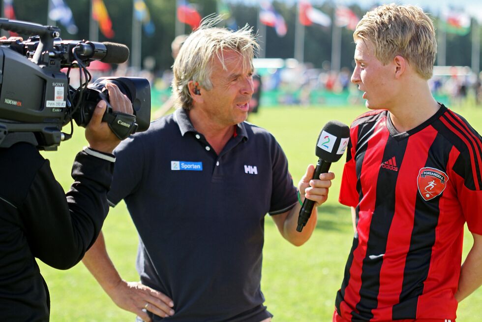 Bernhard Leinan Mathiesen intervjues av Jahn Ivar «Mini» Jakobsen etter kampen.
 Foto: Svein Halvor Moe