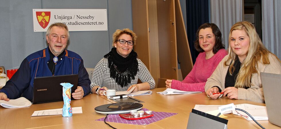 Før man lot debatten slippe løs fra talerstolen, valgte partilederne Bjarne Store-Jakobsen, SFP, Marit Kjerstad, TVP/Høyre, Sissel Røstgård, SV (varamedlem), og Hanne Iversen, Ap, å ta et møte for om mulig komme til en viss enighet.
 Foto: Torbjørn Ittelin