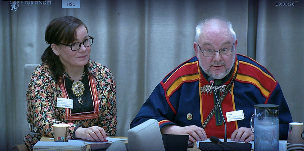 Kari Lisbeth Hermansen, sjefredaktør i Ávvir og Geir Wulff, sjefredaktør i Ságat, på høring i Stortingets familie- og kulturkomité.
 Foto: Skjermbilde fra stortinget.no