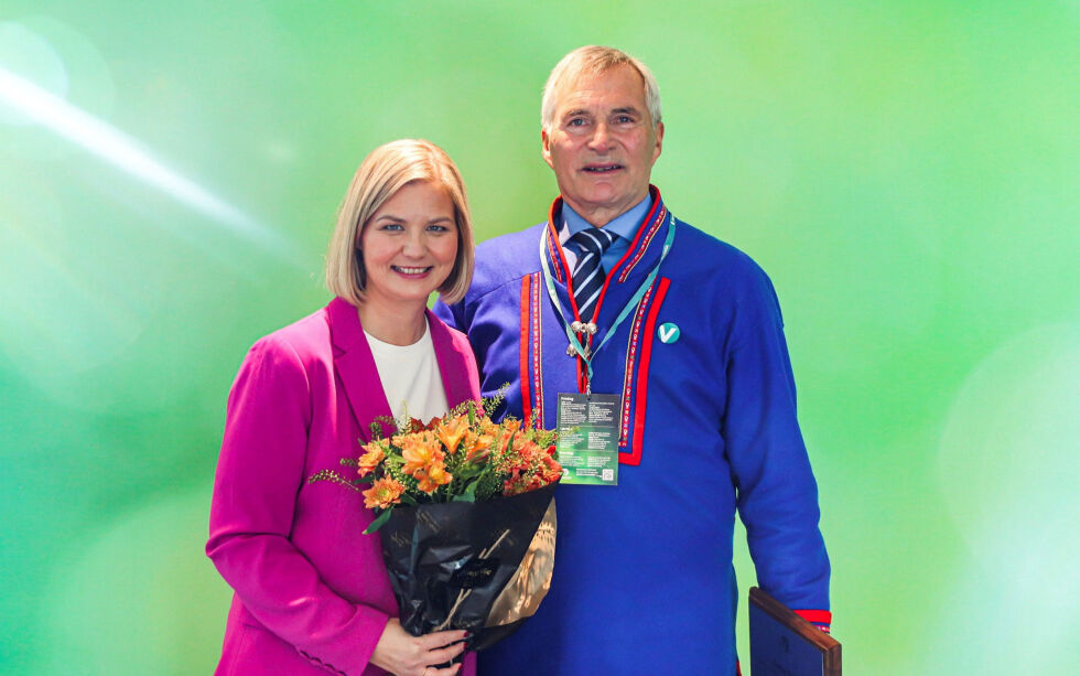 På Venstre sitt landsmøte sist helg ble Anton Dahl hedret av partileder Guri Melby for sitt langvarige engasjement.
 Foto: Baard Salvesen