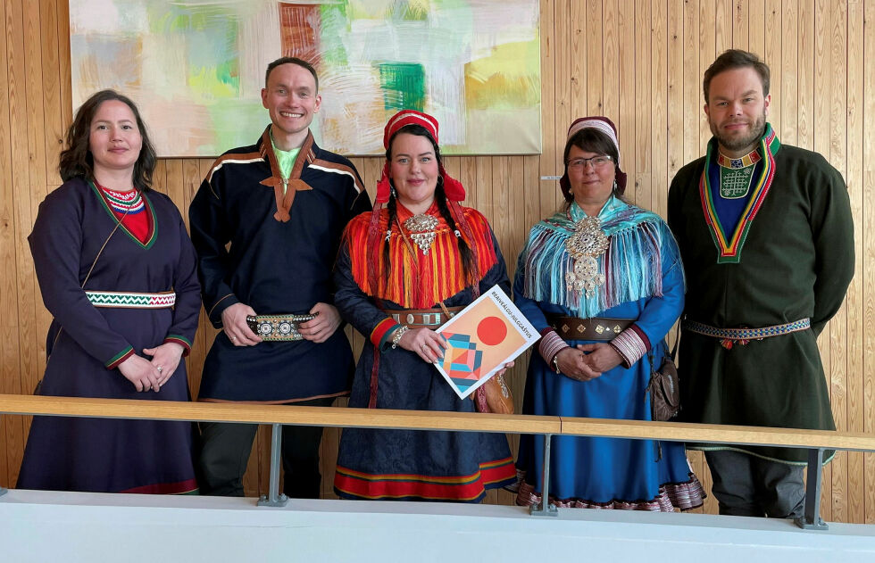 Sametingsrådet: Maja Kristine Jåma (NSR), Runar Myrnes Balto (NSR), sametingspresident Silje Karine Muotka (NDR), Berit Marie P. E. Eira (Joht) og Mikkel Eskil Mikkelsen (NSR).
 Foto: Máret Inger A. Anti/Sámediggi