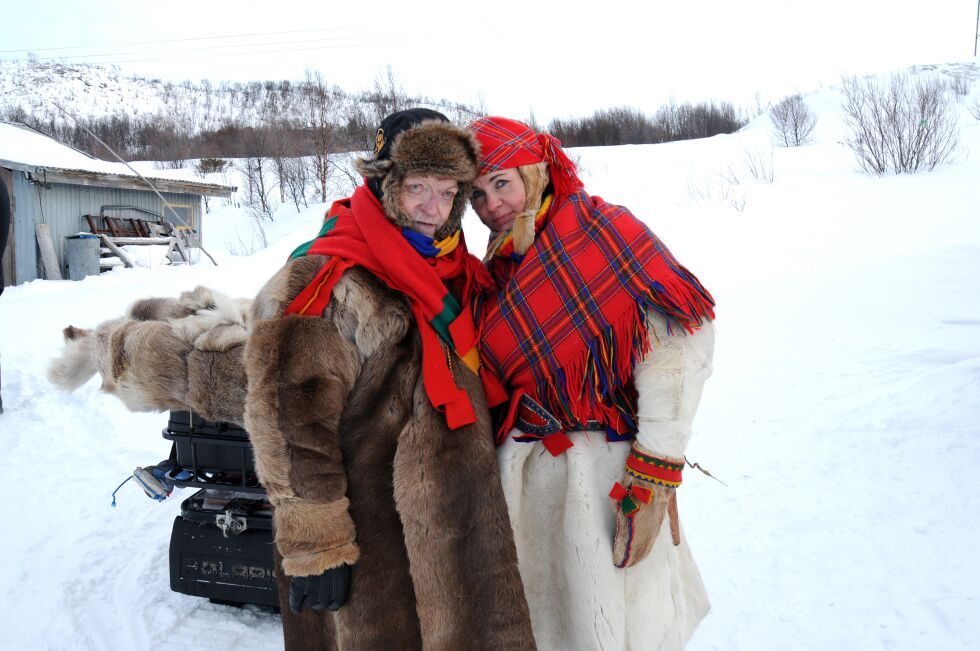 Ebba Joks (til høyre) som datter og Nils Utsi (til venstre) som faren. Her fra innspillinga av den samiske kortfilmen Giitu Ánot i Álleknjárga denne uken.
 Foto: Tom Hardy