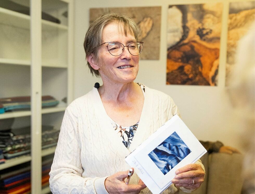 Vertinnen, Inger Ápmir, hadde sydd en gjestebok.
 Foto: Therese Norman Andersen