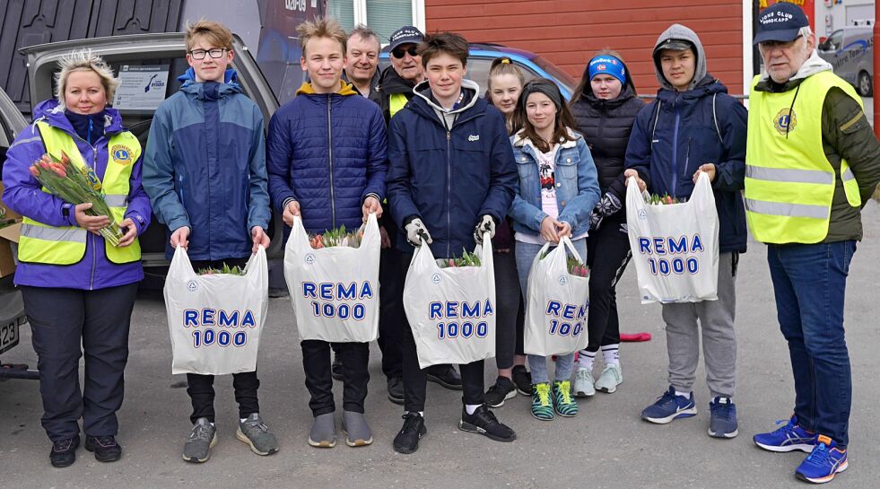 Elever fra 8. klasse ved Honningsvåg skole hjalp til da Lions Club Nordkapp hadde årets tulipanaksjon sist lørdag. Her gjøres det klart for tulipansalget. Fra venstre på bildet foran Gøril Wagelid, Noah Pedersen, Daniel Andersen, Vebjørn Gerhardsen, Benedikte Hansen Seljebu, Erik Johnsen og Jan Mikalsen. Bak fra venstre Steinar Øvervold, Oddvar Storhaug, Renate Johansen og Frida Helgesen.
 Foto: Geir Johansen