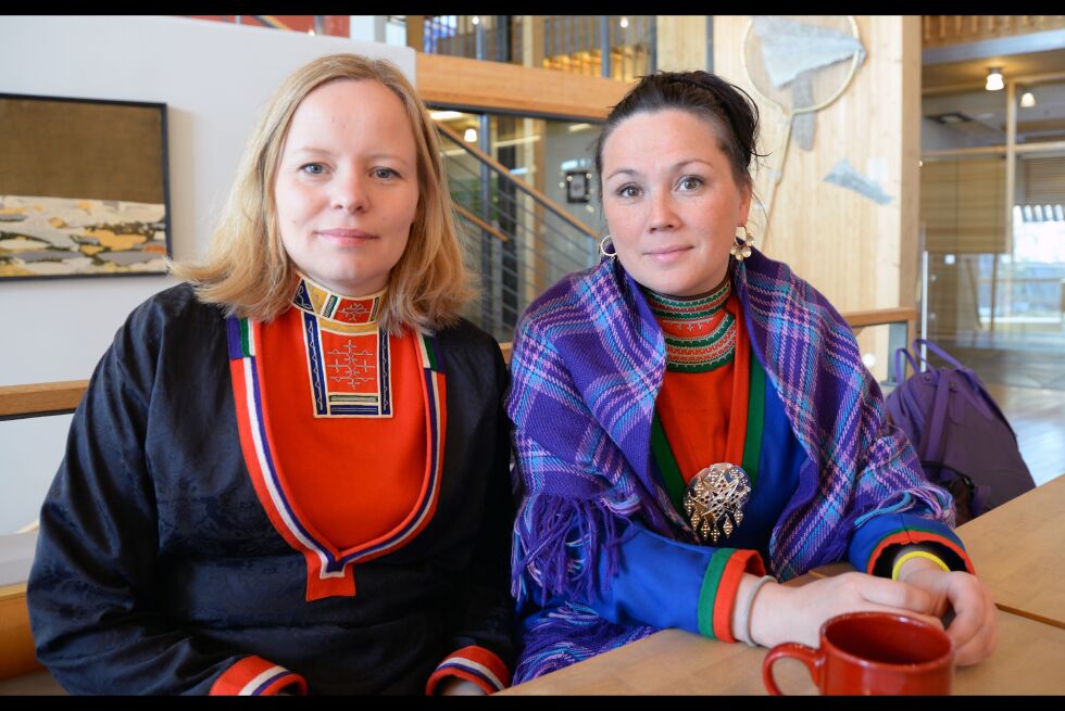 Kirsti Guvsám (NSR) og Ellinor Marita Jåma (Åarjel-Saemiej Gïelh) var torsdag kraftig provosert over skjebnen den påtenkte sørsamiske stortingsmelding fikk i møte med ­sametingsrådet. «En skandale» og «horribelt» var ord de brukte. Nå har de fått flertall for sametingsstøtte til stortingsmelding, og har grunn til å være mer tilfreds. Men om det blir noen sørsamemelding vet vi ikke før torsdag.
 Foto: Steinar Solaas