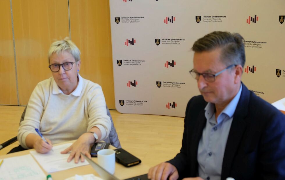 – Ar­bei­det med be­red­skap i kom­mu­ne­ne må ikke bare pri­ori­te­res, den må også fi­nan­si­e­res, sier styreleder i Øst-Finnmarkrådet, Wenche Pedersen. Her er hun sammen med rådets daglige leder, Trond Haukanes.
 Foto: Bjørn Hildonen