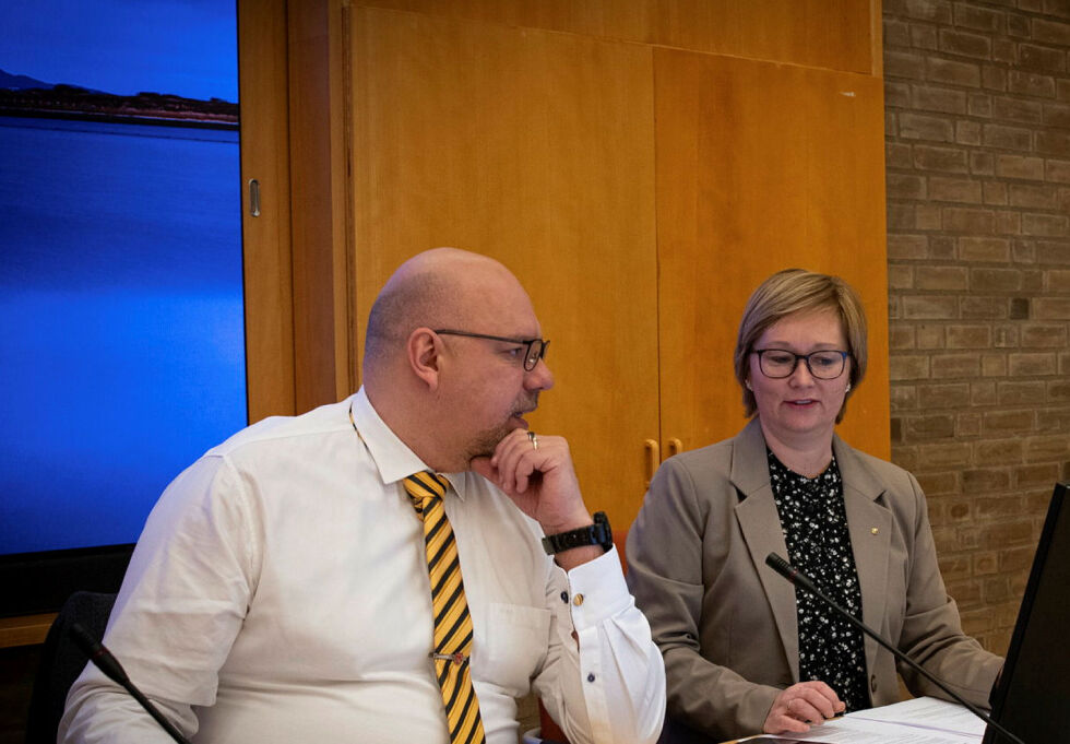 Fylkestinget, her representert ved fylkesordfører Hans-Jacob Bønå og fylkesvaraordfører Heidi Holmgren mener kommunene i Finnmark bør gå sammen om å finne løsninger som binder skuterløypene i Finnmark sammen.
 Foto: Finnmark fylkeskommune