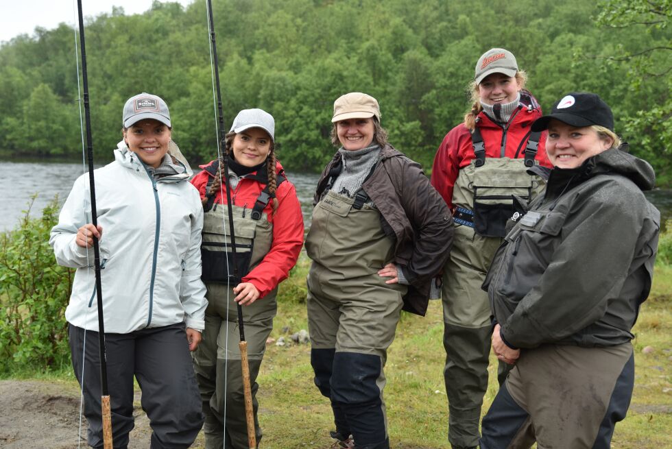 Marte Sandslett Seland, Andrea Sandslett Seland, Siv-Janne Barvik, Karin Rustad og Britt Sandslett Seland har tatt turen til Damenes aften for å lære og øve på spey-kasteteknikk.
 Foto: Kristin Antonie Humstad