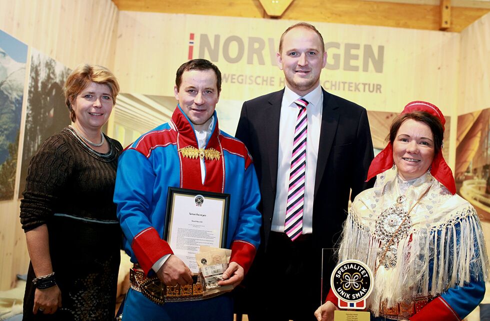 Nina Sundqvist fra Matmerk skryter av innsatsen til John Anders Sara og Kari Utsi Sara (Skodi Rein). det samme gjør en begeistret landbruks- og matminster Jon Georg Dale.
 Foto: LMD