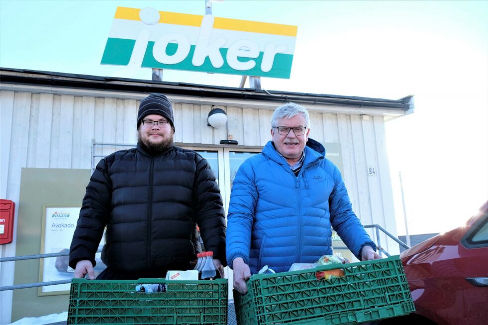 Kjøpmennene Martin (til venstre) og Gunnar Dolonen kjører daglig ut varer til kunder i hele Vadsø kommune, og det gjør de gratis. FOTO: BJØRN HILDONEN