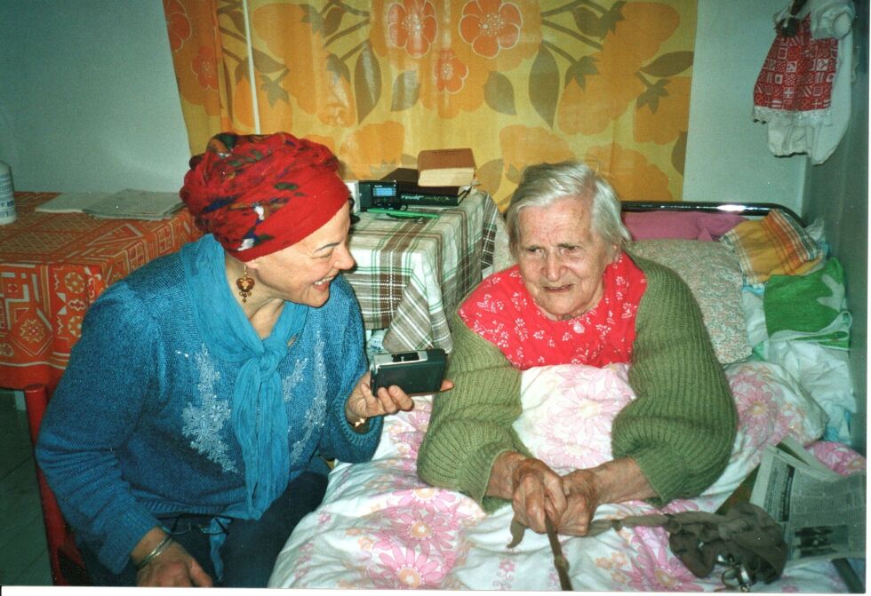 På et ingermanlandsfinsk gamlehjem i Russland. Olga Atsinova har mange historier å fortelle til Bente Imerslund. Foto: Alina Otti.