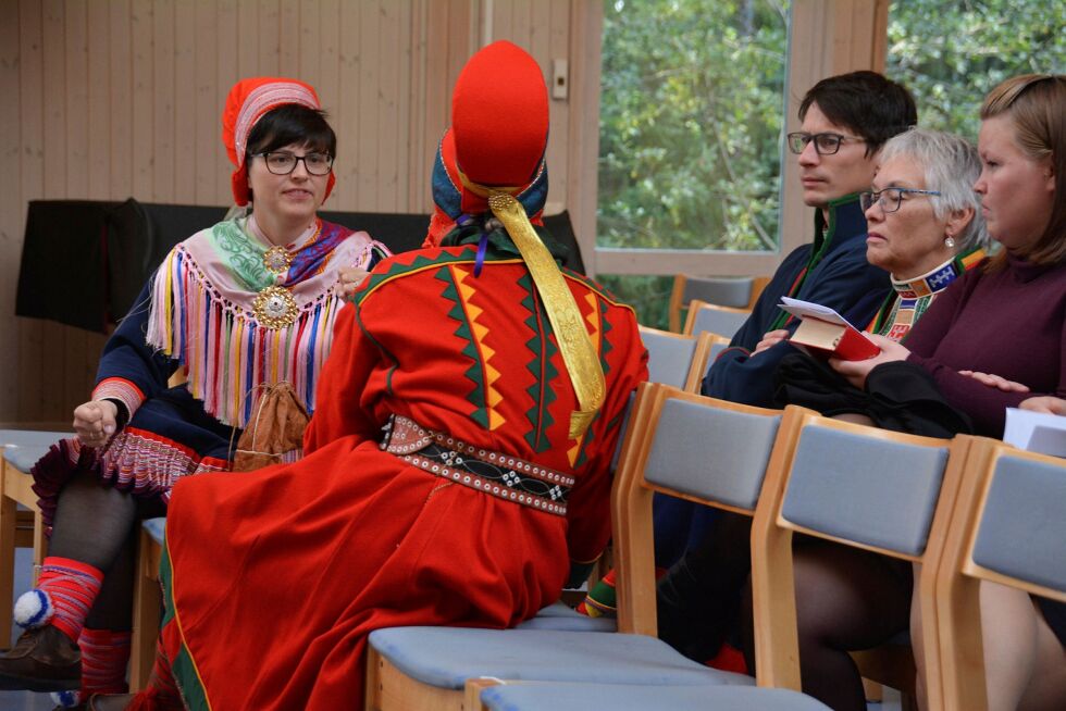 Generalsekretær i Samisk kirkeråd, Risten Turi Aleksandersen, som her er avbildet ved en annen anledning, forteller om det nye ressursmaterialet, Det har skjedd mitt barn. Foto: Elin Margrethe Wersland