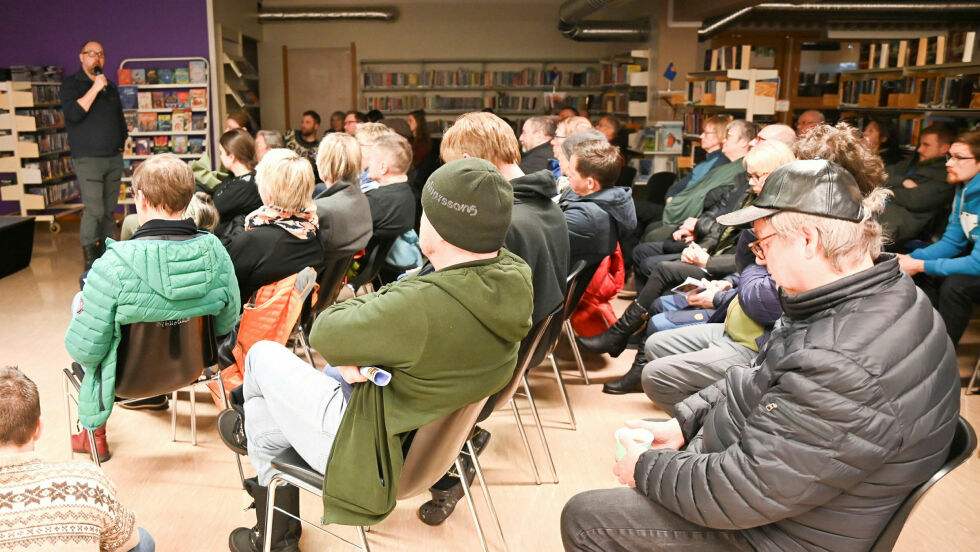 56 personer var møtt opp på folkemøtet om vindkraft i Porsanger.
 Foto: Irmelin Klemetzen