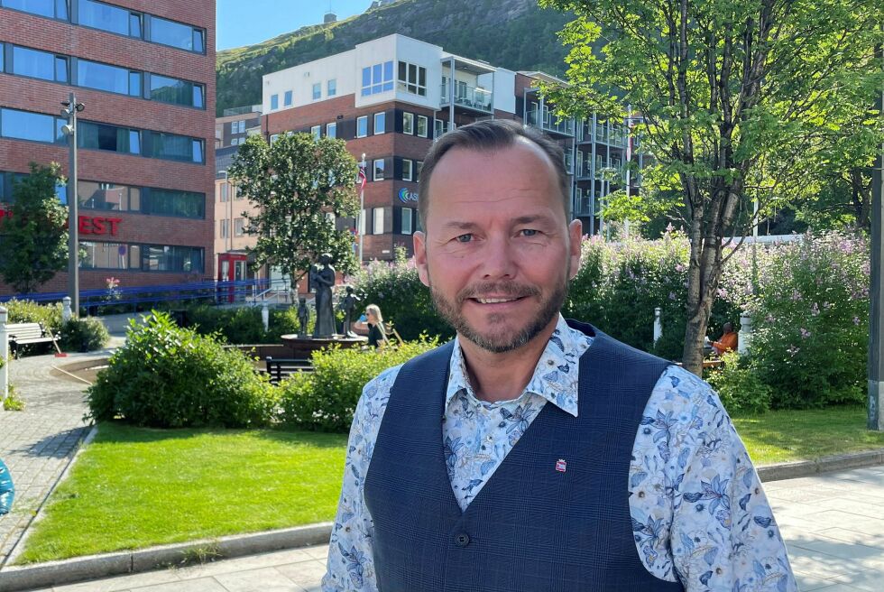 Ordfører Terje Rogde (H) i Hammerfest kommune ber om hjelp fra høyere makter i forbindelse med reinen i byen. – Vi spør om hjelp fra regjeringen. For vi føler oss som gisler i egen by, sier Rogde. Men til byens 235-årsfeiring onsdag 17. juli inviterer han alle, også reindriftsutøverne. – Alle som kan krype og gå, smiler han.
 Foto: Pressefoto