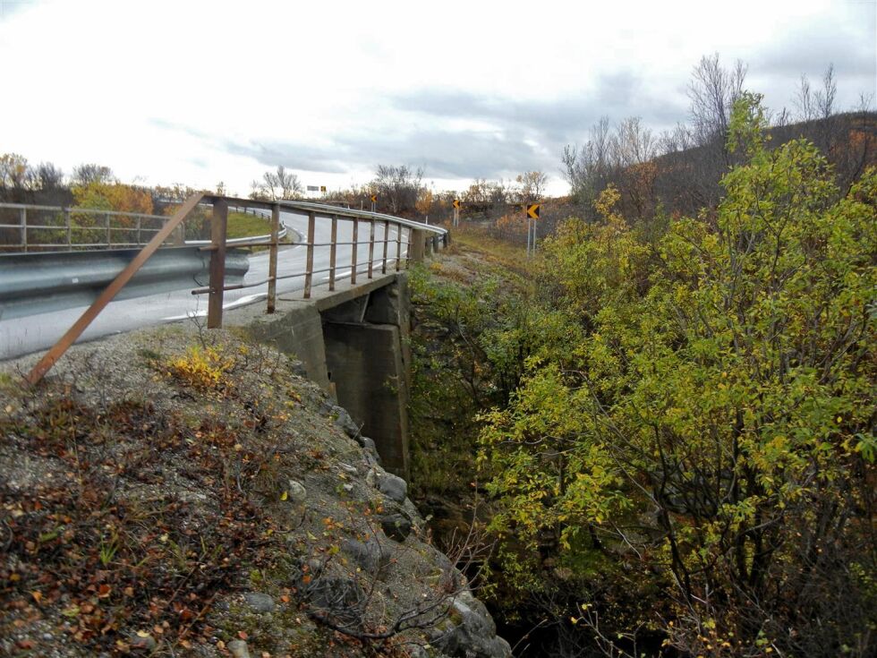 Brua over Vuolmmašjohka på E6 mellom Lakselv og Olderfjord i Porsanger har skader, og det planlegges en ny bru over elva.
 Foto: Statens vegvesen