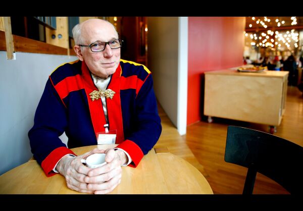 En kaffekopp med litteraturveteran Gaski