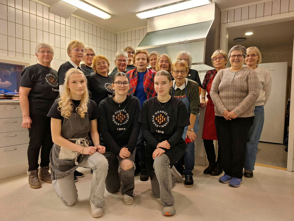 Tana bygdekvinnelag er samlet i jobben for rømmegrøt og tradisjonsmat.
 Foto: Torbjørn Monsen