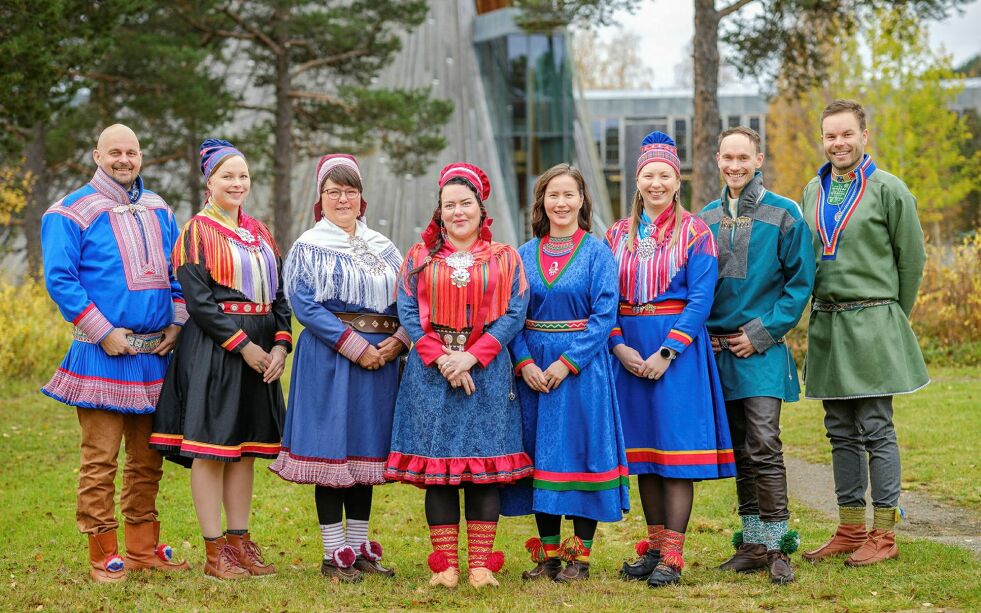 Sametingsrådet og de politiske rådgiverne. Politisk rådgiver Nils Ante Eira (Sp), politisk rådgiver Sandra Márjá West (NSR), sametingsråd Berit Marie P. E. Eira (Fsl), sametingspresident Silje Karine Muotka (NSR), sametingsråd Maja Kristine Jåma, politisk rådgiver Anne Henriette Nilut (NSR), sametingsråd Runar Myrnes Balto (NSR), sametingsråd Mikkel Eskil Mikkelsen(NSR).
Foto: Ørjan Marakatt Bertelsen