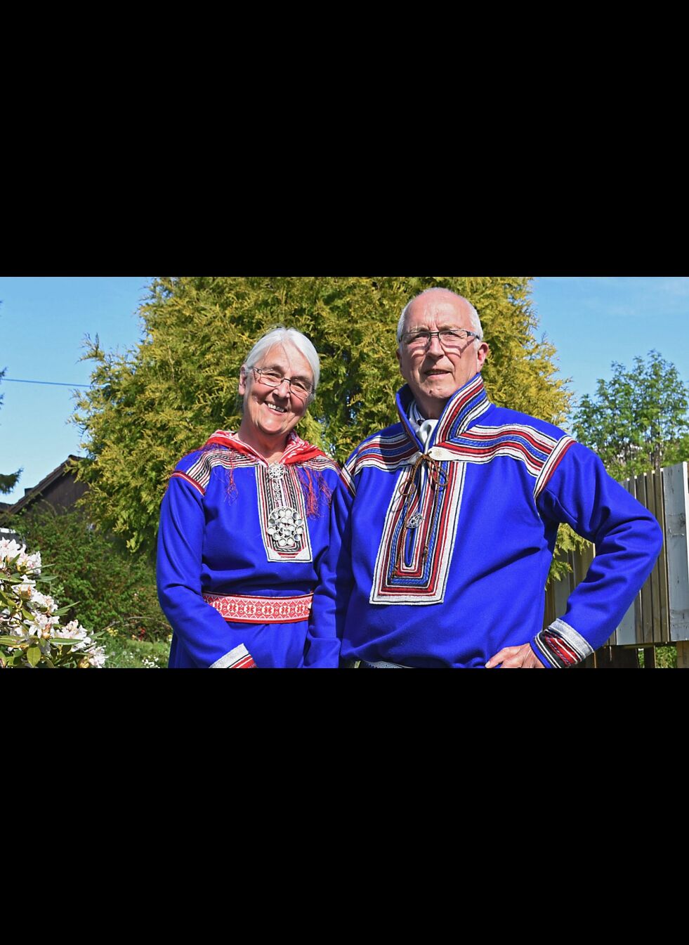 Margot og Arne Ola Grimstad trekker i samekofter når viktige dager skal markeres på Sunnmøre.
 Foto: Privat