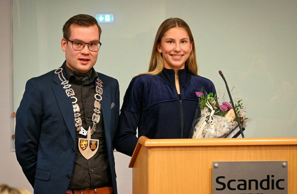 Hannah Sofia Larsen mottok idrettsstipend for rytmisk gymnastikk. Her sammen med fylkesordfører Tarjei Jensen Bech (Ap).
 Foto: Hanne Holmgren Lille