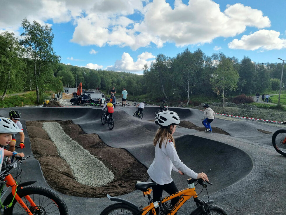 I mange timer etter at anlegget med pumptrackene ble tatt i bruk, var det fullt trøkk blant barn og unge i særdeleshet.
 Foto: b