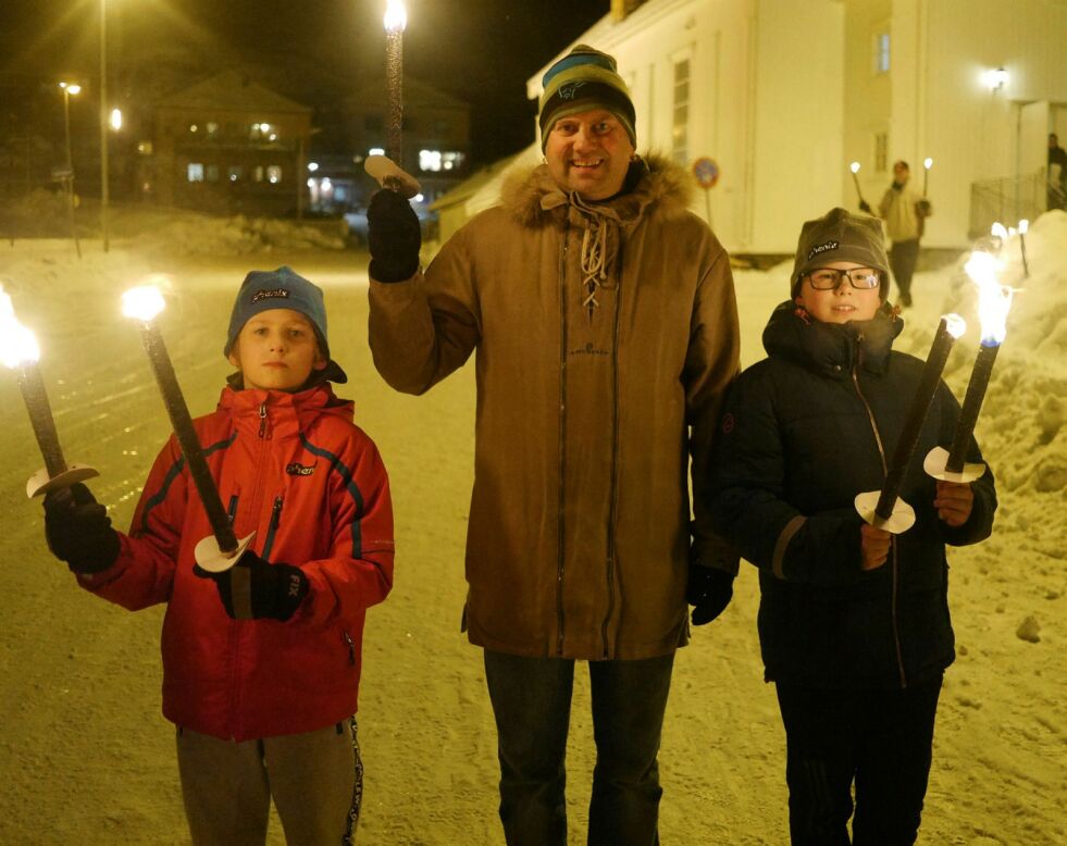 De var med på å lyse opp mørketida i Honningsvåg onsdag. Fra venstre Bragd Hansen-Salamonsen, Hugo Salamonsen og Storm Hansen-Salamonsen.