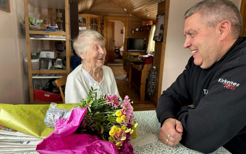 Dørmænen og Mikkola kjenner hverandre godt fra mange drosjeturer, og det ble en svært så hyggelig passiar på kjøkkenet i Jarfjord.
 Foto: Hallgeir Henriksen