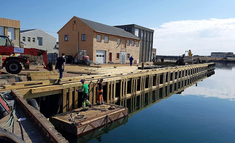 Store deler av den gamle dampskipskaia i indre havn i Vadsø blir nå utbedret, blant annet med nytt kaidekke.
 Foto: Torbjørn Ittelin