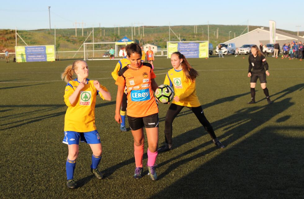 Varanger Ballklubb og Berlevåg FK er blant idrettslagene i fylket som får gode pengebidrag fra grasrotordningen. Her er klubbene i kamp under bolystuka i Nesseby nylig
 Foto: Torbjørn Ittelin