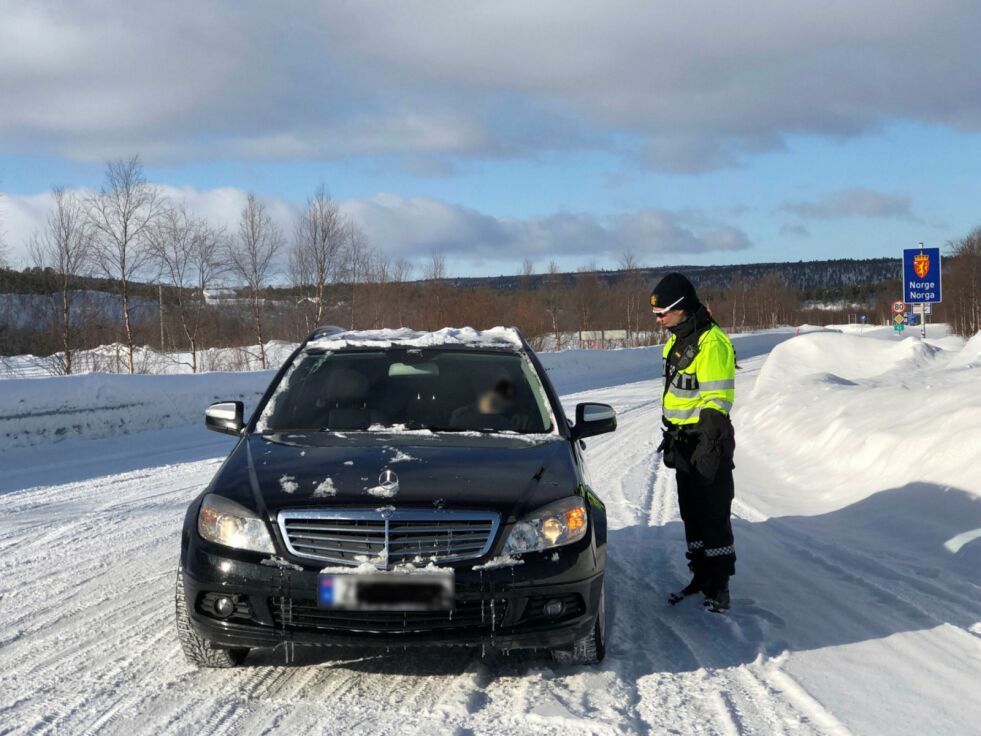 Politiet stopper folk på vei til Karigasniemi i Finland, og anbefaler dem å snu slik at de ikke pålegges hjemmekarantene.