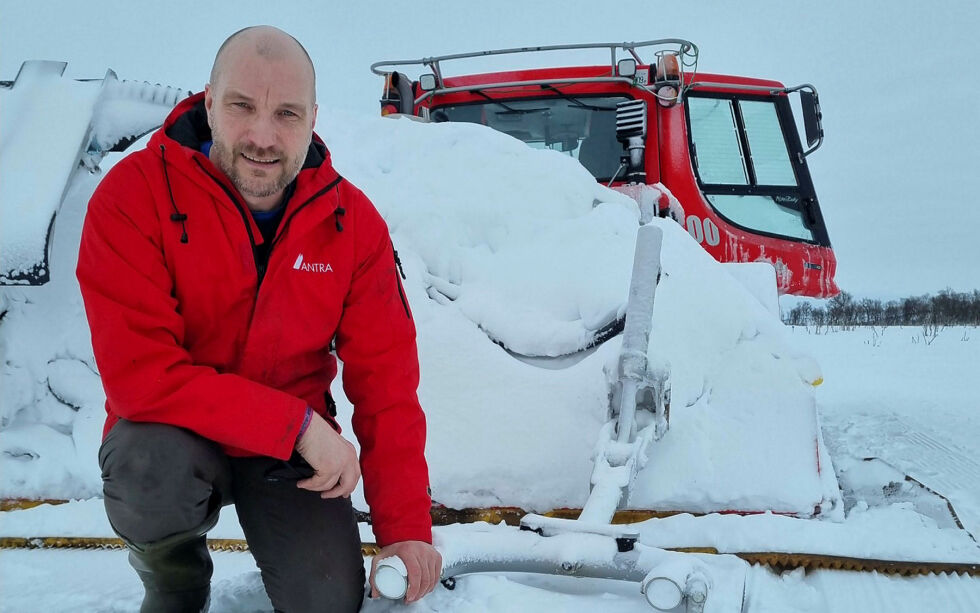 Hans Henrik Kristiansen er blant de mange løypekjørerne som sørger for at det er «trikkeskinner» når skiløperne tar seg ut i sporet. 
– Dette er folkehelse, sier han om skiløypene som ligger klare.
 Foto: Torbjørn Ittelin