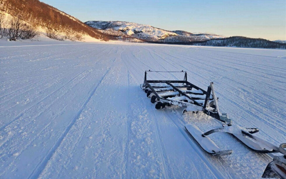 Mandag ble sålen kjørt ned og deretter ble det slåddet på Tamasjokvannet.
 Foto: Trond Ihler