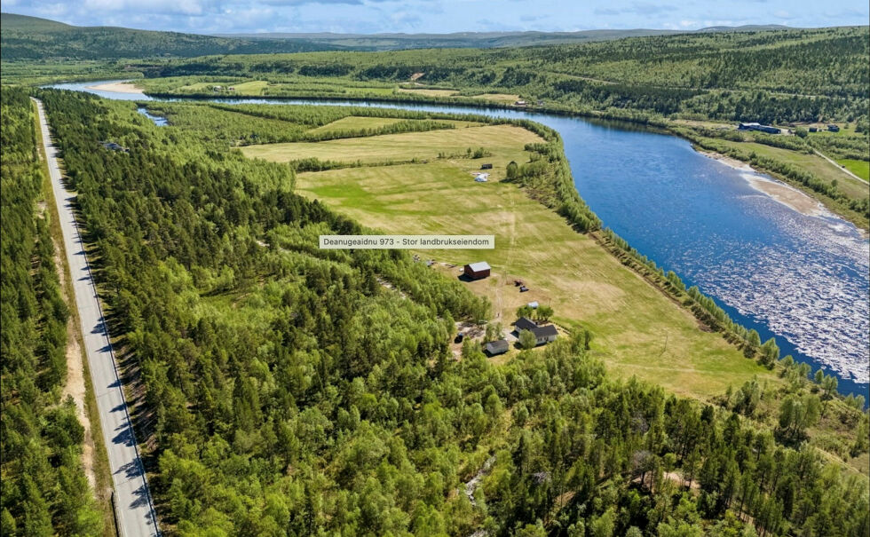 Stedet ligger vakkert til like ovenfor samløpet mellom Kárášjohka og Anárjohka en mils vei øst for Karasjok.
 Foto: DNB Eiendom