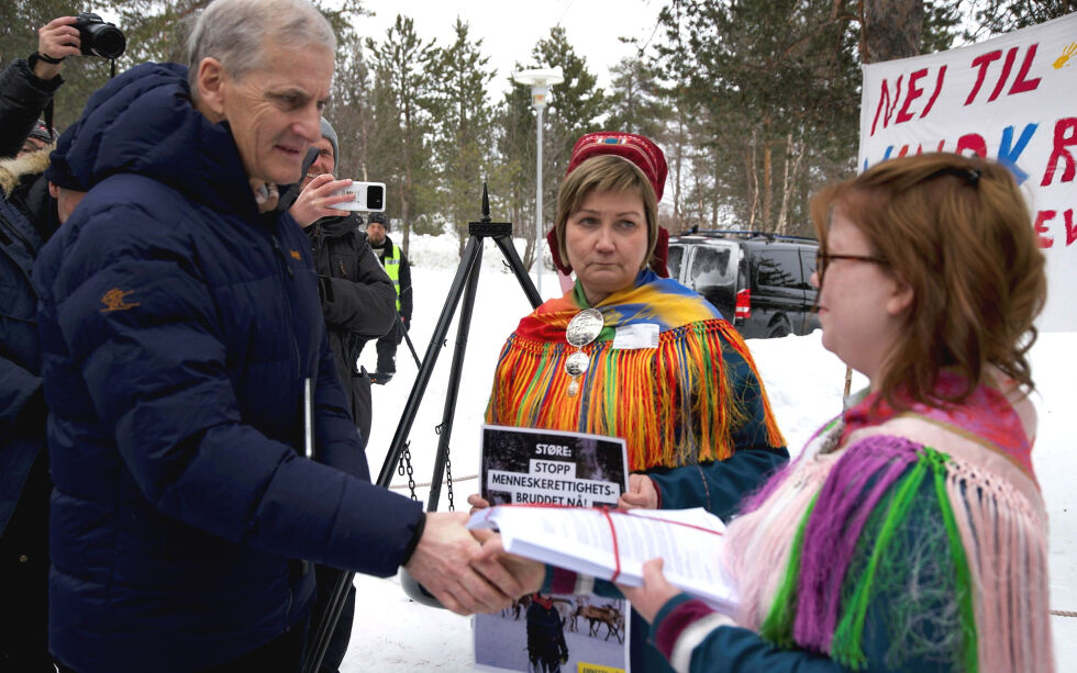 Aili Keskitalo var 9. mars ute på feltoppdrag. Da møtte hun statsminister Jonas Gahr Støre utenfor Sametinget for å overlevere over 35.000 underskrifter med krav om å stoppe menneskerettsbruddet på Fosen. Til venstre organisasjonens leder for ungdomsgruppa i Alta, Viktoria Alise Levang.
 Foto: Steinar Solaas