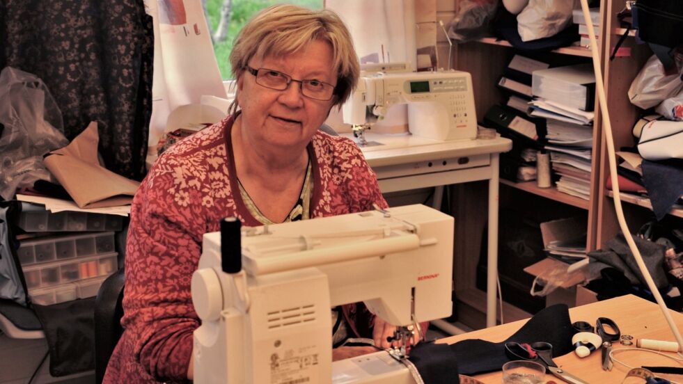 Solveig Lovise Johannessen ønsker ordfører Aina Borch på banen med tanke på bedre tilrettelegging for turister og besøkende som daglig farter til Trollholmsund.
 Foto: Hannah Persen